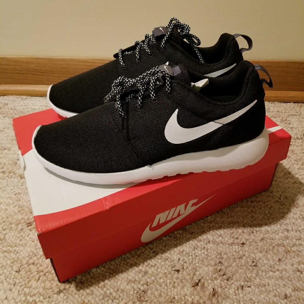 WILL SHIP NEXT DAY! Women's Nike Roche One Shoe